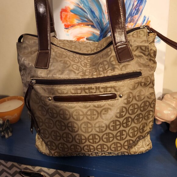 NEW women's GIANI BERNINI tan and brown monogram shoulder tote bag - Picture 3 of 9